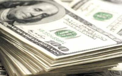 Peso mexicano retrocede contra el dólar; mercado sigue proyecto fiscal de Trump
